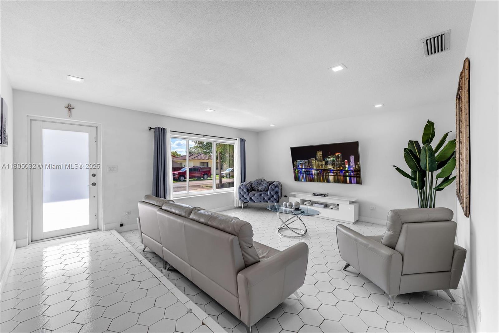 2023 Southwest 99th Avenue Miami, FL 33165 - Photo 4 of 33