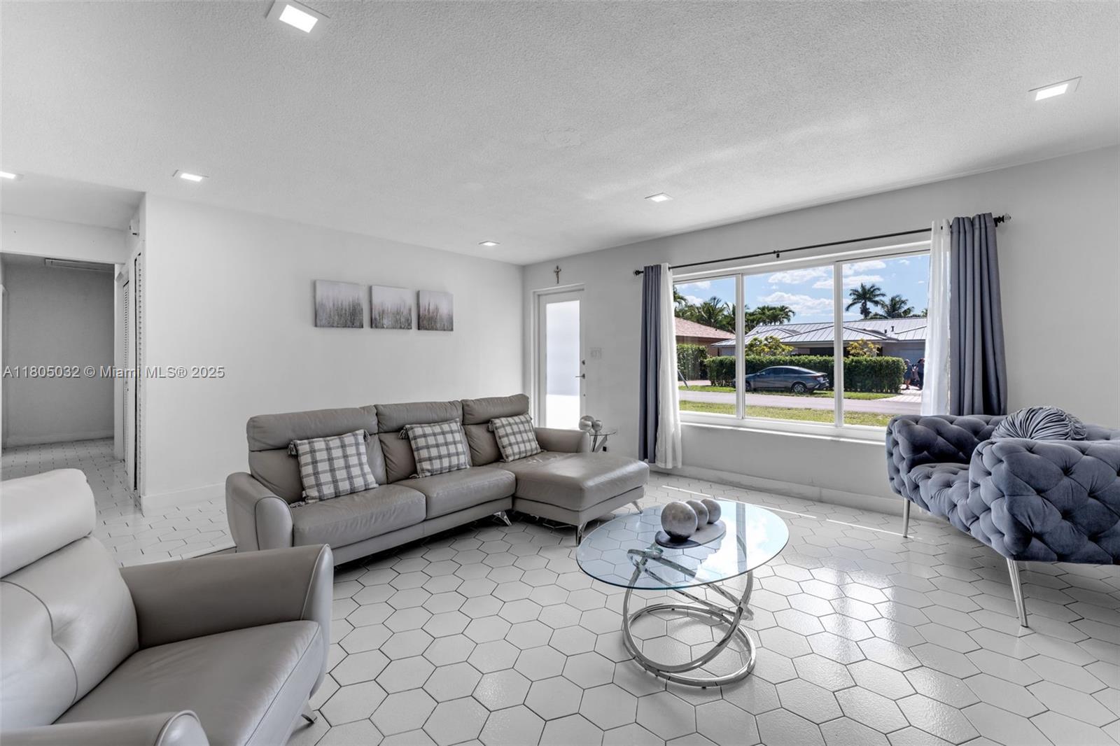 2023 Southwest 99th Avenue Miami, FL 33165 - Photo 5 of 33