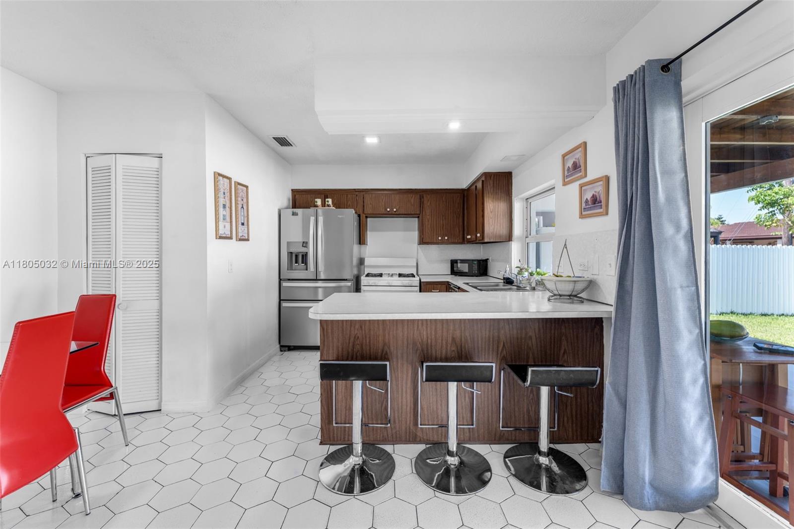 2023 Southwest 99th Avenue Miami, FL 33165 - Photo 7 of 33