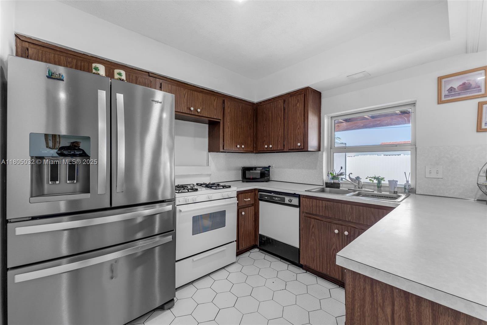 2023 Southwest 99th Avenue Miami, FL 33165 - Photo 8 of 33