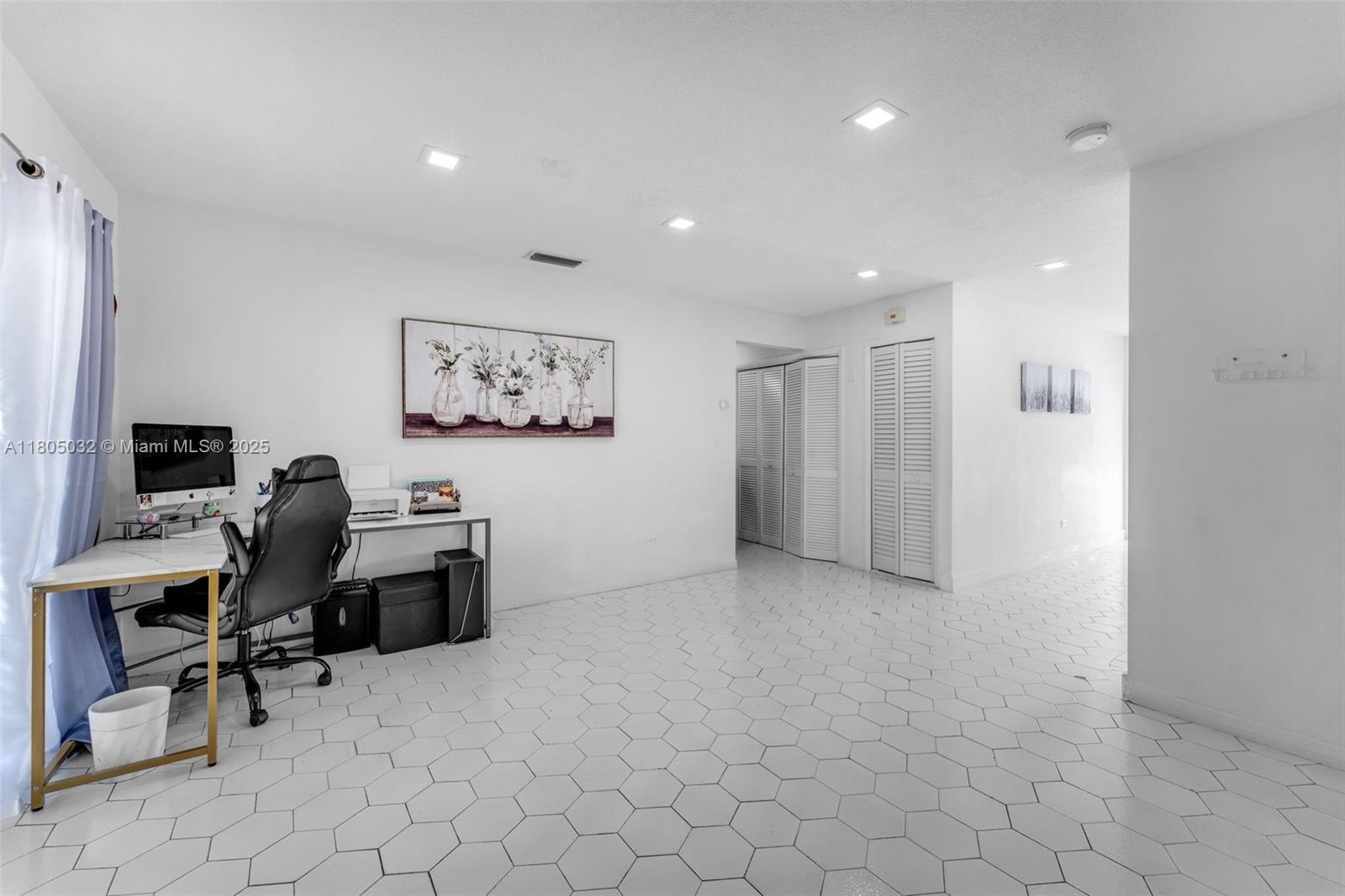 2023 Southwest 99th Avenue Miami, FL 33165 - Photo 10 of 33