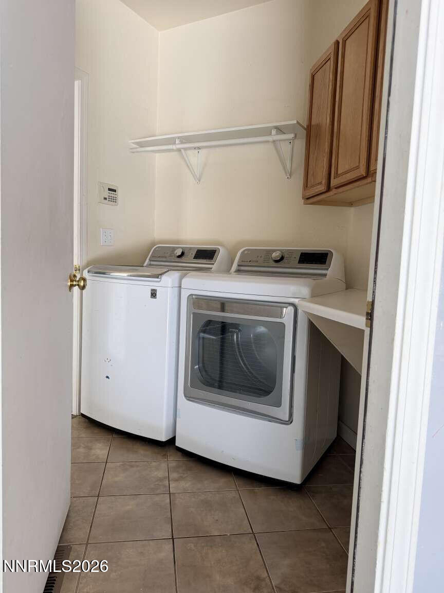 4695 Hampton Lane Reno, NV 89519 - Photo 14 of 20 a utility room with dryer and washer