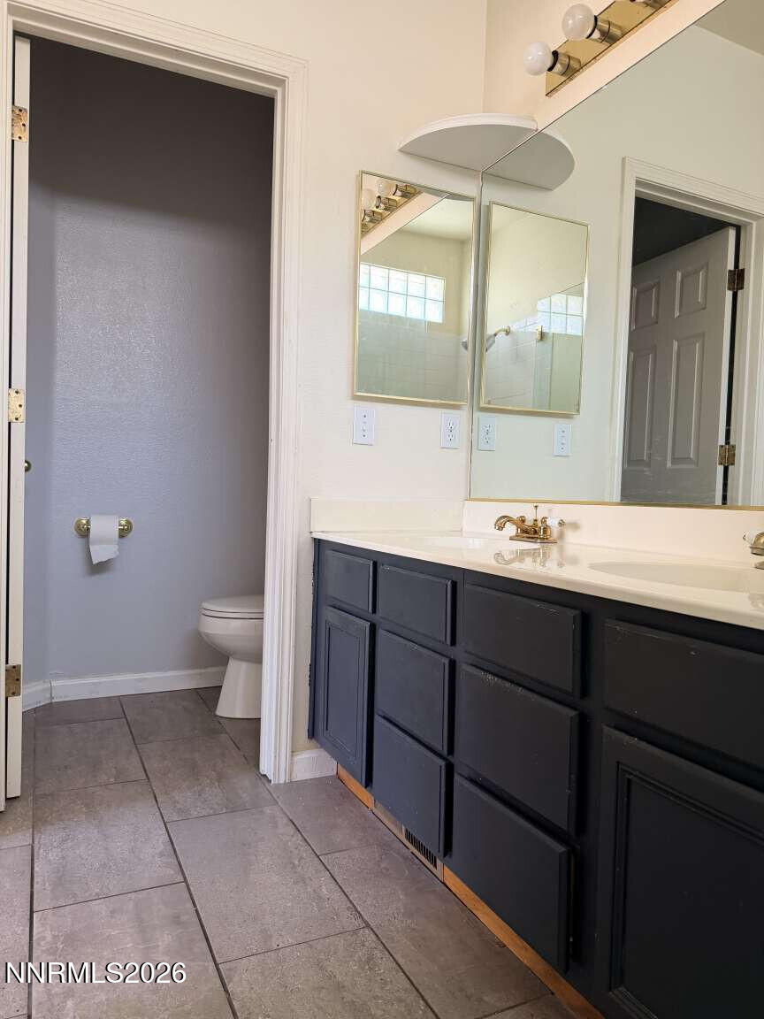 4695 Hampton Lane Reno, NV 89519 - Photo 8 of 20 a bathroom with a sink toilet and mirror
