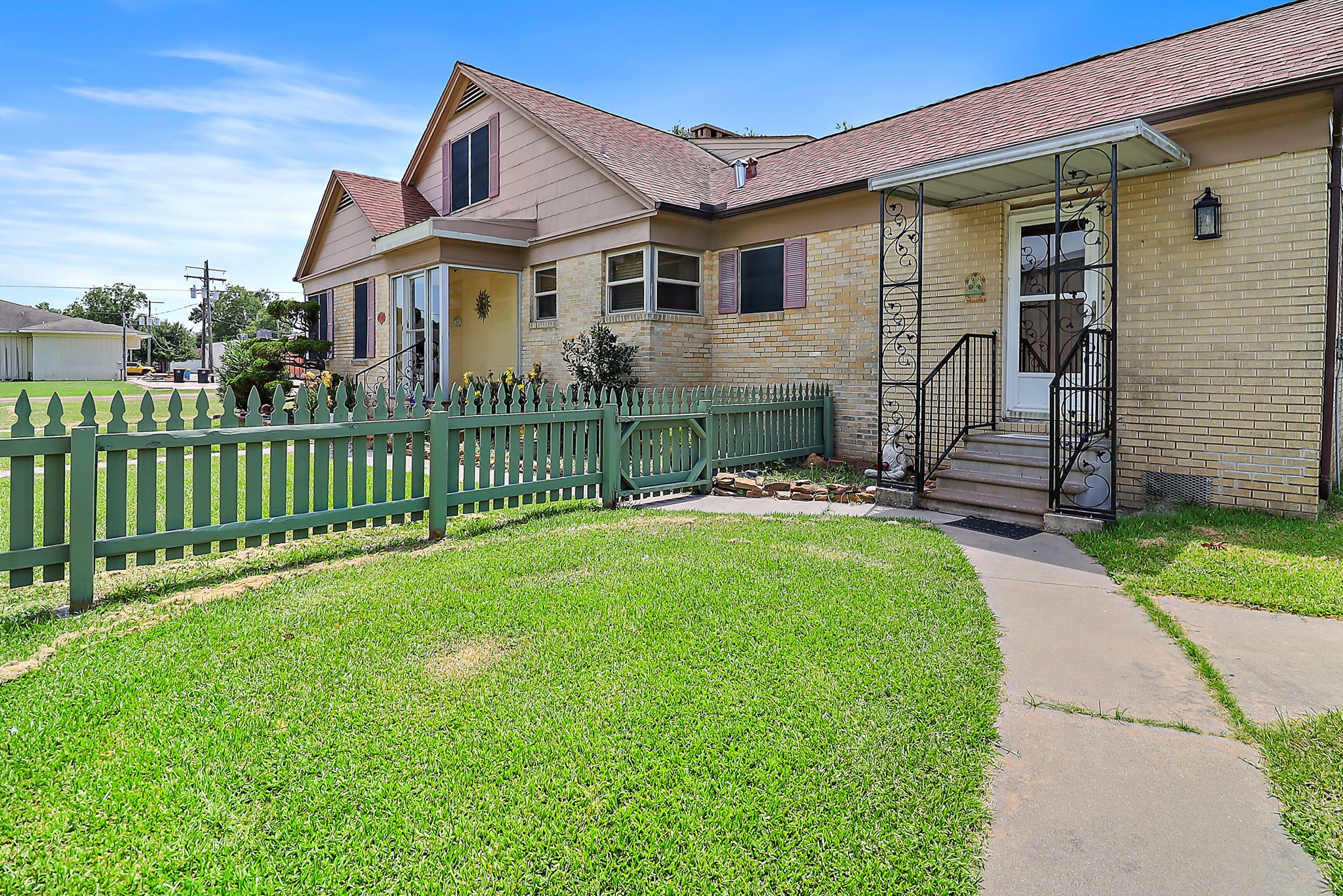 405 Park Street Anahuac, TX 77514 - Photo 32 of 37 a front view of a house with a garden and yard
