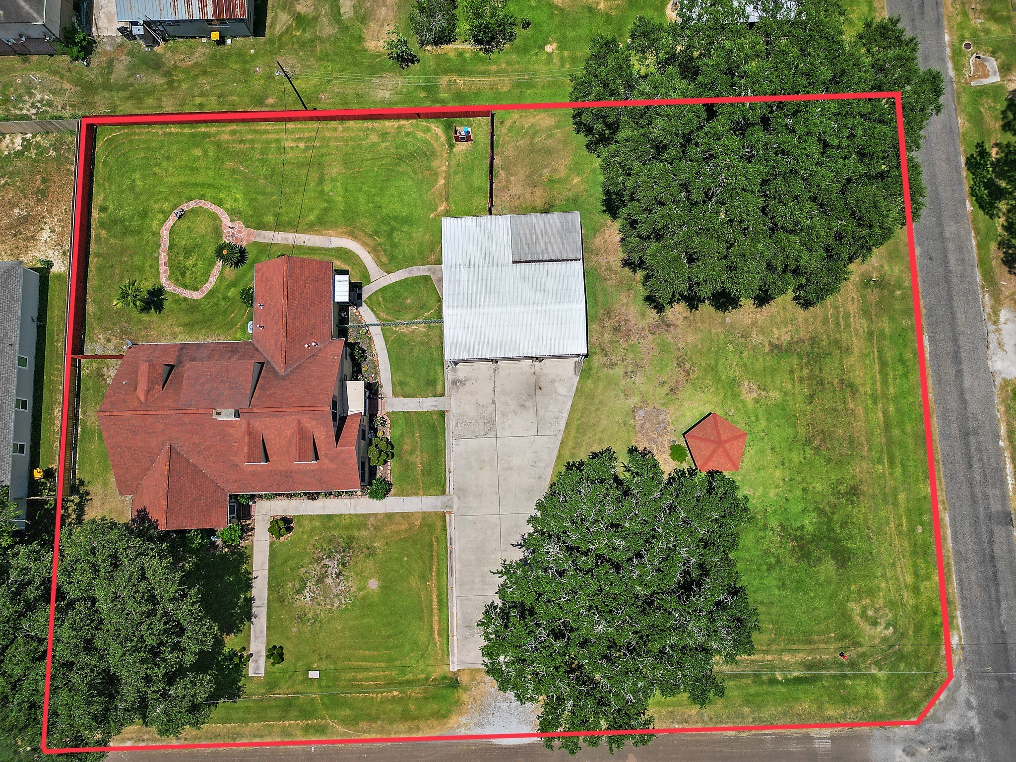 405 Park Street Anahuac, TX 77514 - Photo 36 of 37 an aerial view of a house with a garden and trees