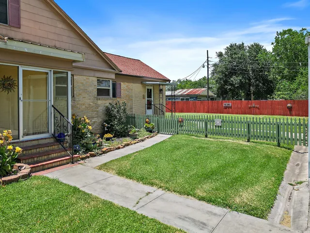 a view of a house with backyard and garden