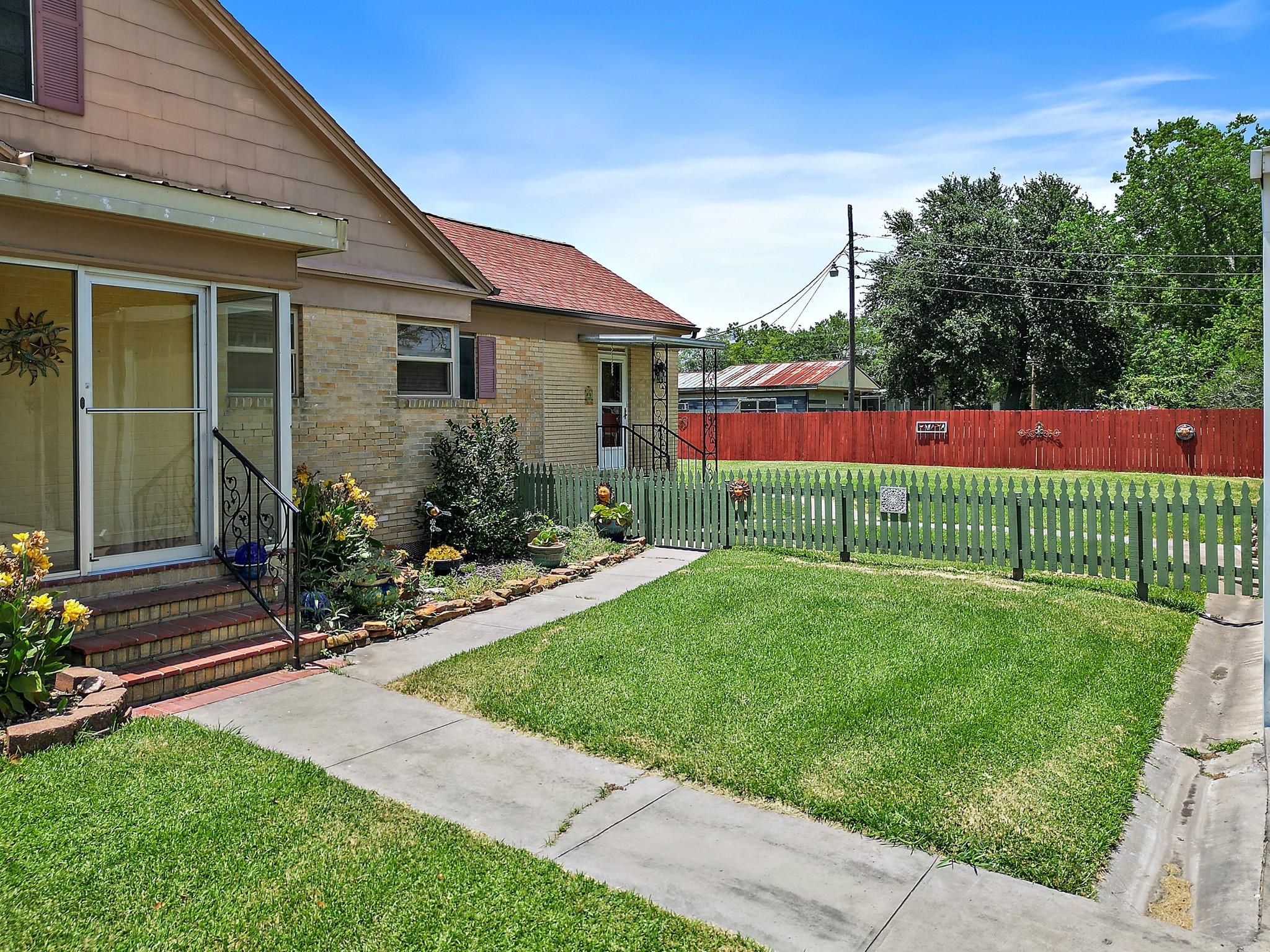405 Park Street Anahuac, TX 77514 - Photo 5 of 37 a view of a house with backyard and garden