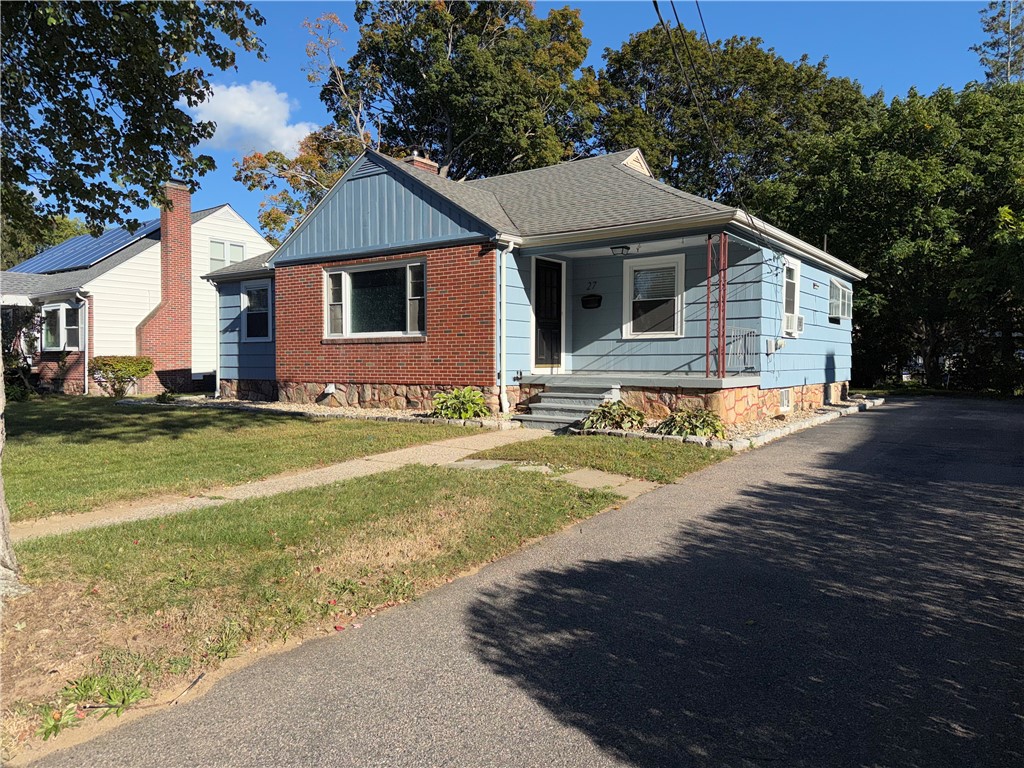 27 Irene Boulevard Woonsocket, RI 02895 - Photo 2 of 24