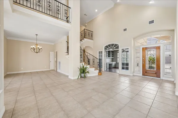 a view of entryway with livingroom