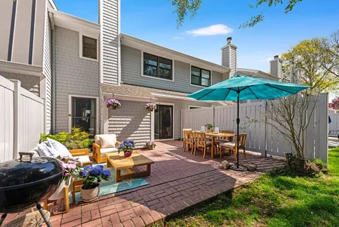 $999,000 | 50 Hubbard Lane, Unit 62, Southampton, NY 11968