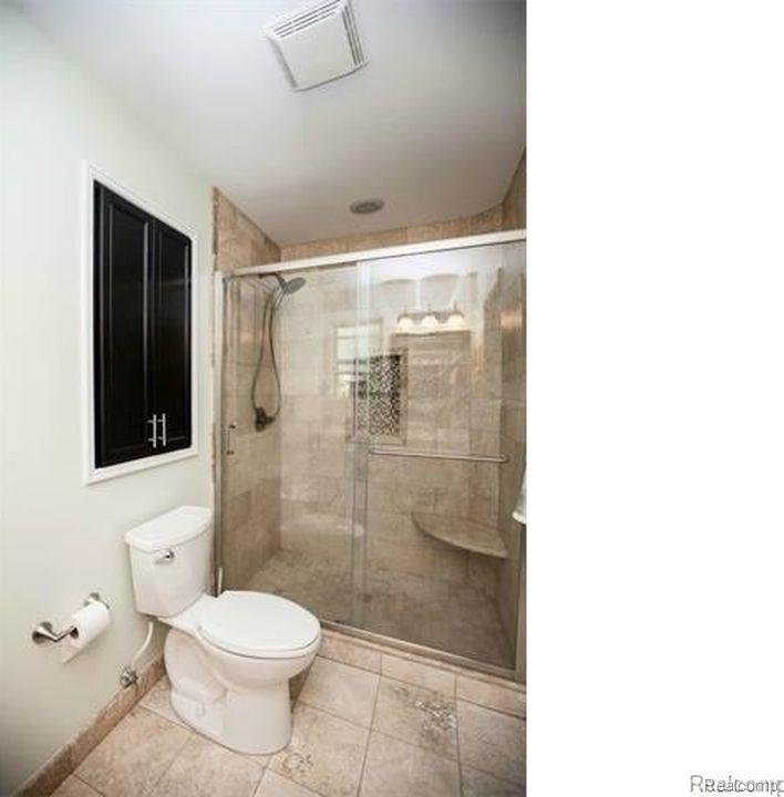 159 Eagle Ridge Road Lake Orion, MI 48360 - Photo 9 of 11 master bath 4.jpg