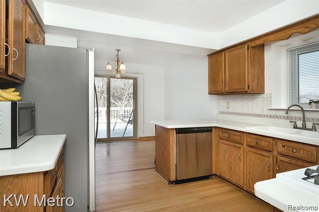 1047 Milverton Road Troy, MI 48083 - Photo 14 of 38 New SS frig and dishwasher