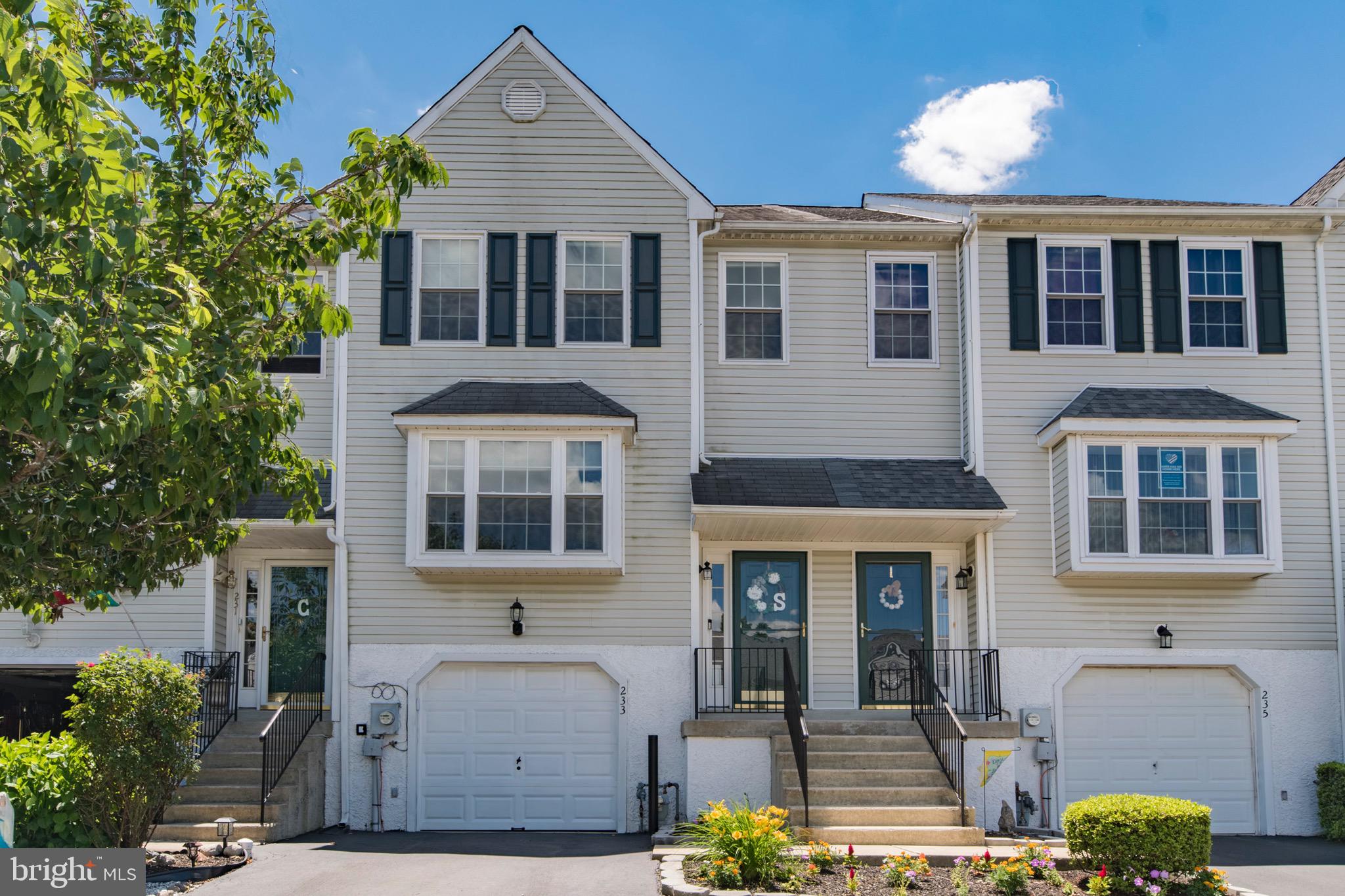 233 Springvalley Way Aston, PA 19014 - Photo 1 of 28 Gallery Image 1