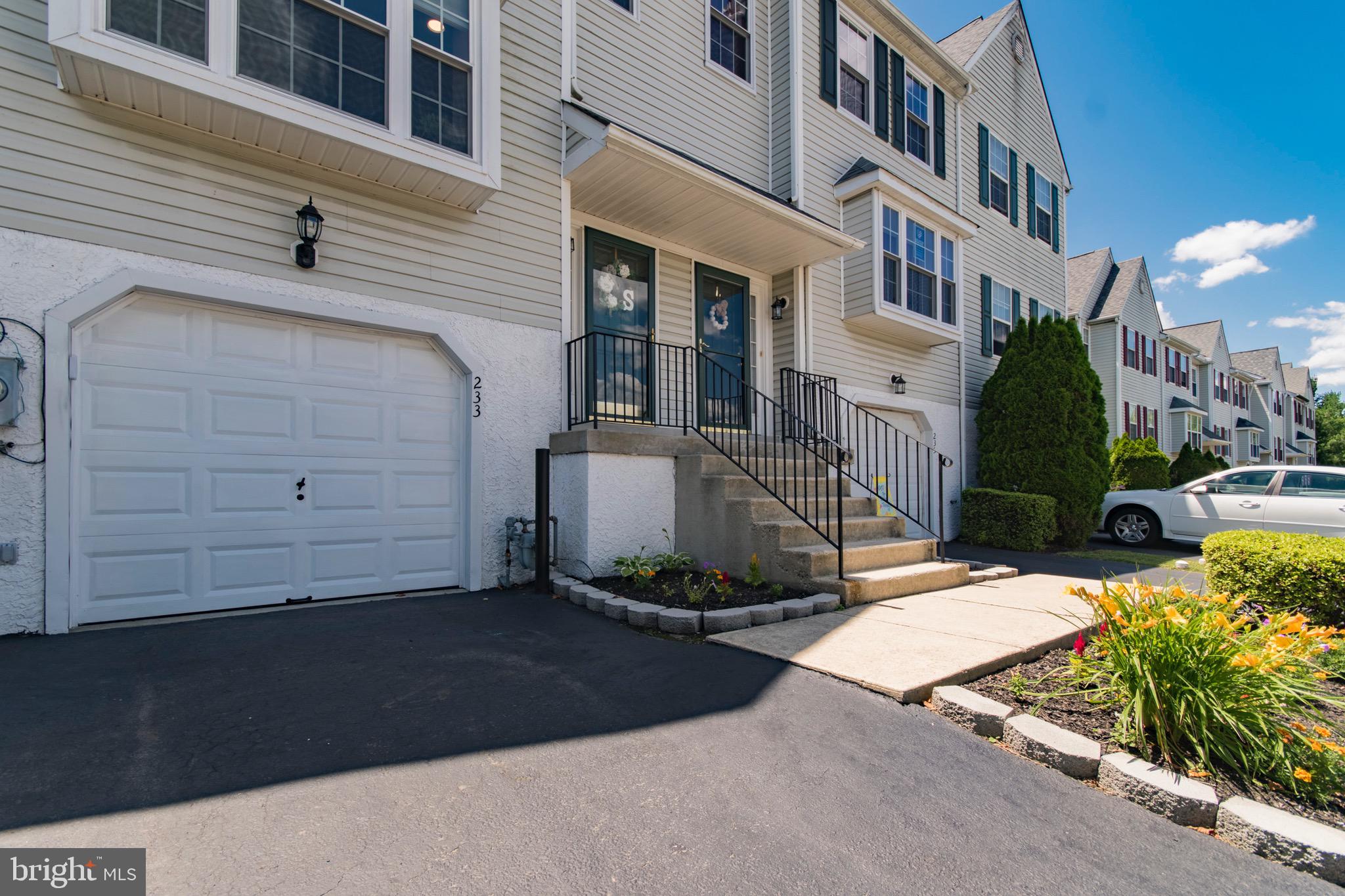 233 Springvalley Way Aston, PA 19014 - Photo 2 of 28 Gallery Image 2