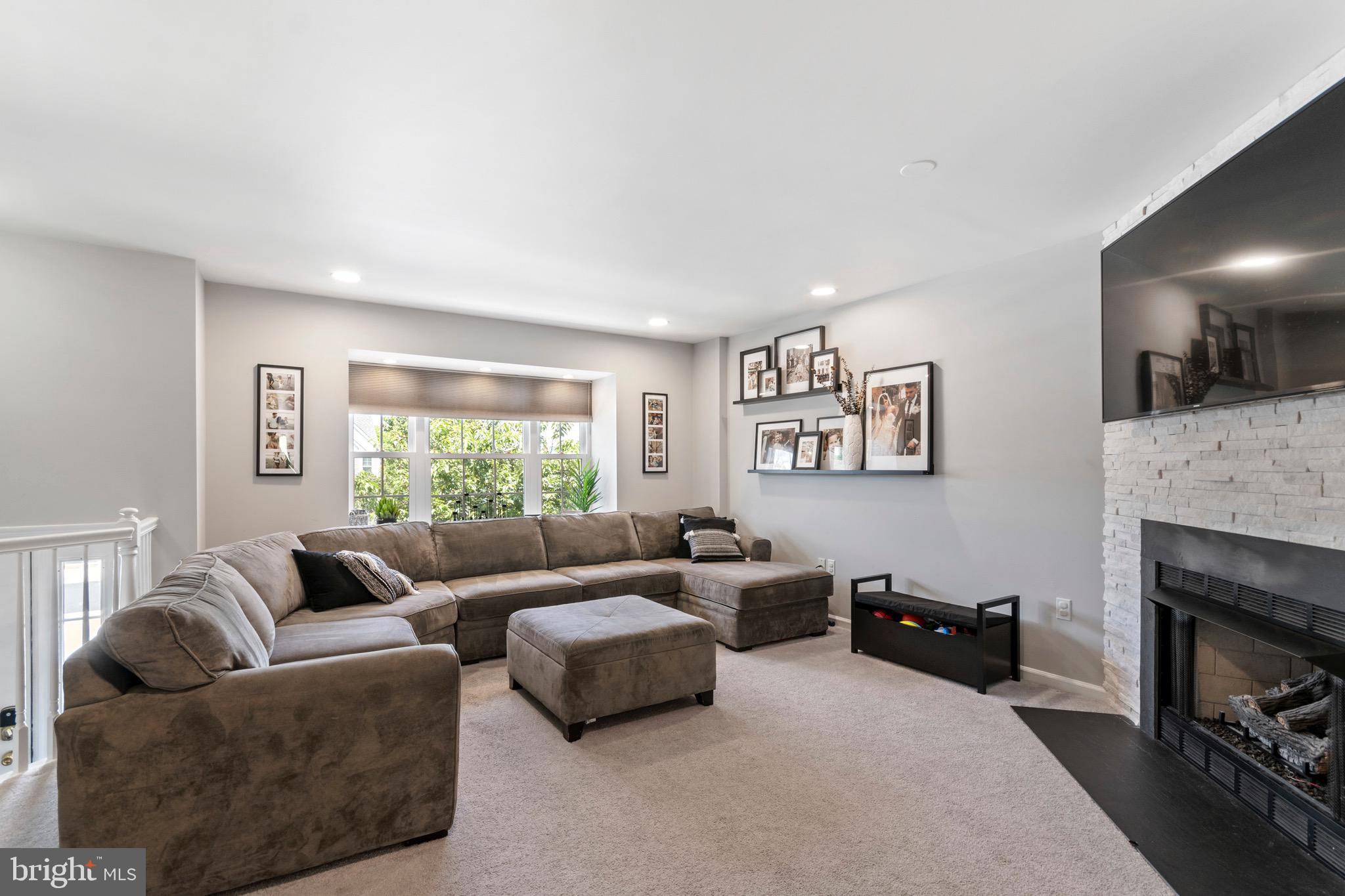 233 Springvalley Way Aston, PA 19014 - Photo 4 of 28 Gallery Image 4