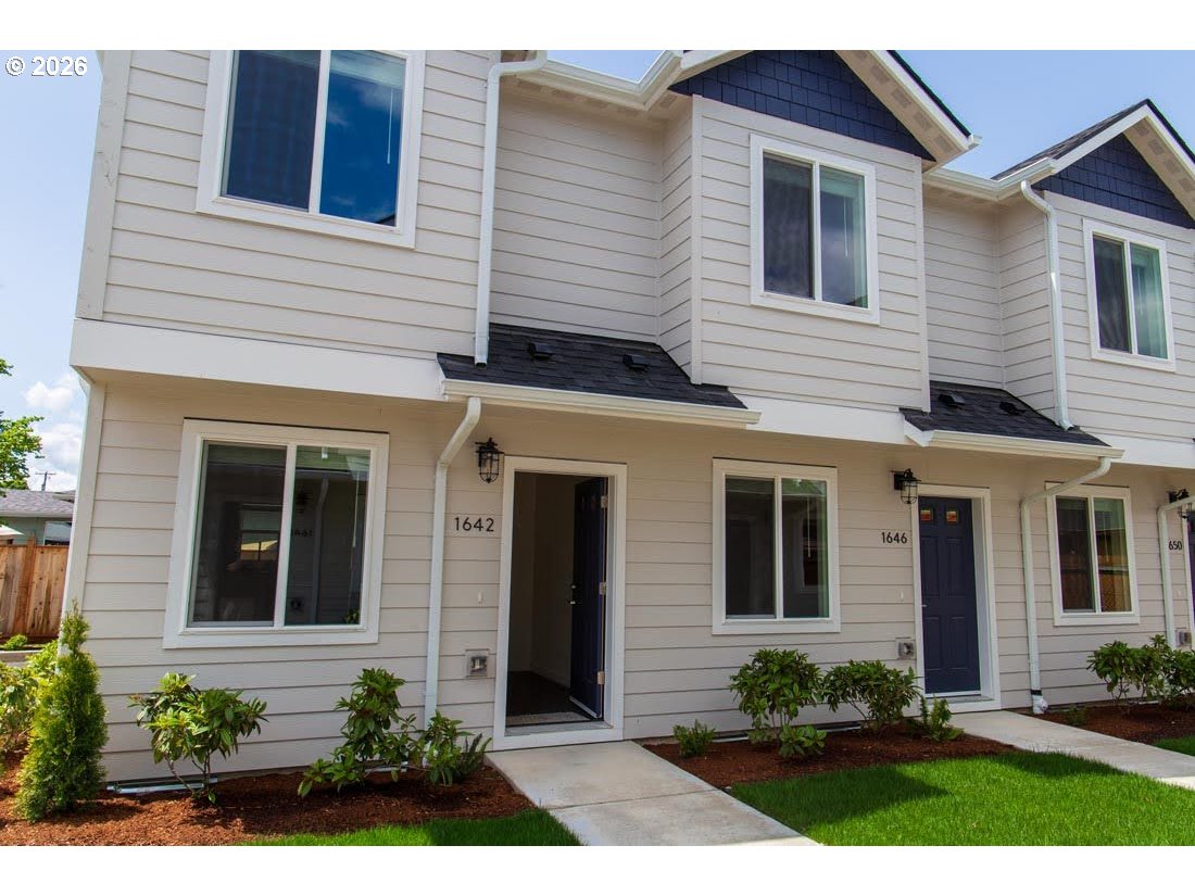 1638 S Street Springfield, OR 97477 - Photo 4 of 31 a front view of a house with a yard