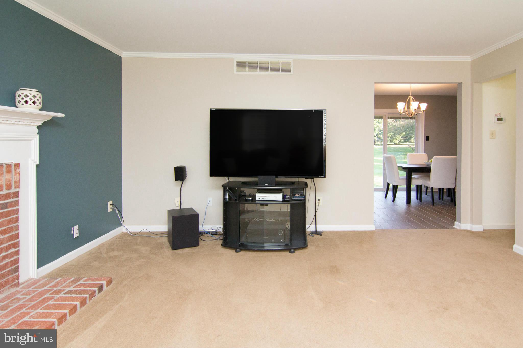 470 Uniontown Road Westminster, MD 21158 - Photo 4 of 25 Living Room