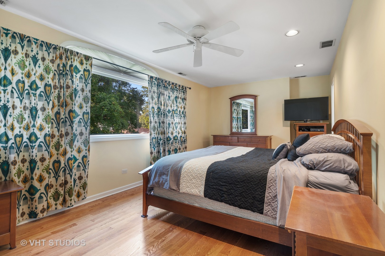 1600 Good Avenue Park Ridge, IL 60068 - Photo 12 of 20 a bedroom with a bed and a window