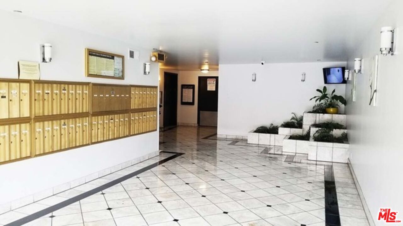 533 South St Andrews Place, Unit 321 Los Angeles, CA 90020 - Photo 14 of 16 a large white room with a large window