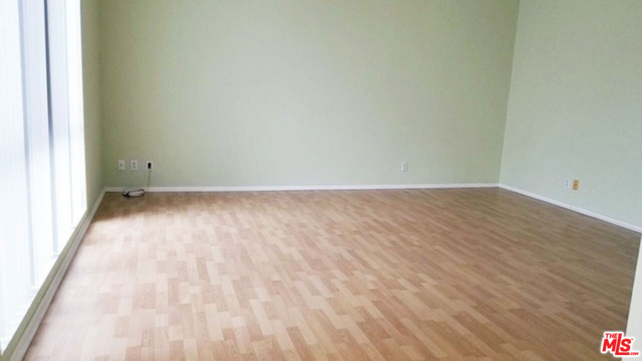 533 South St Andrews Place, Unit 321 Los Angeles, CA 90020 - Photo 5 of 16 a view of an empty room with wooden floor