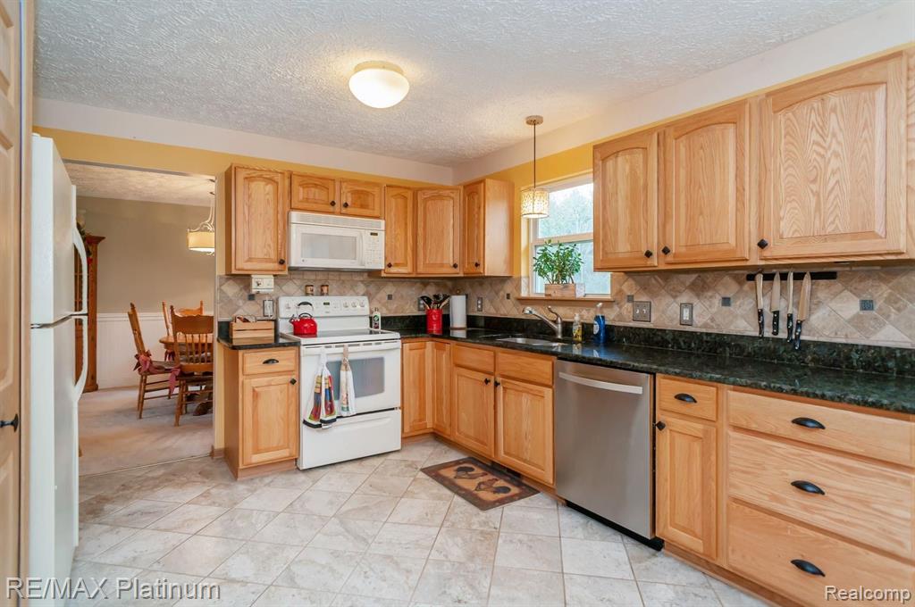 727 North Hacker Road Howell, MI 48843 - Photo 12 of 28