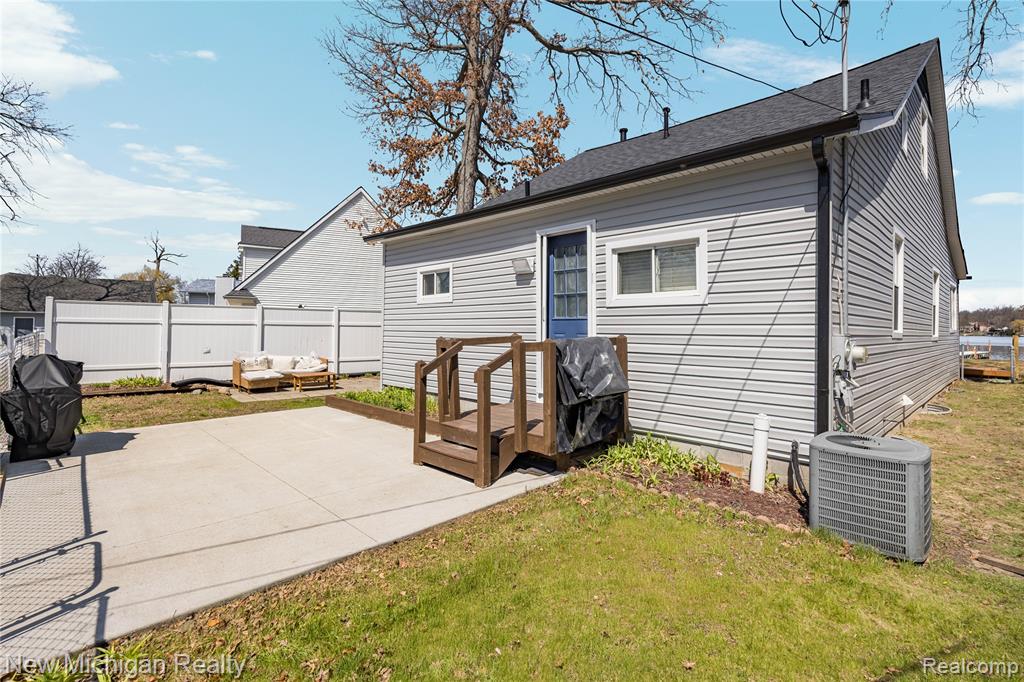 8665 Cooley Lake Road Commerce Township, MI 48382 - Photo 45 of 52