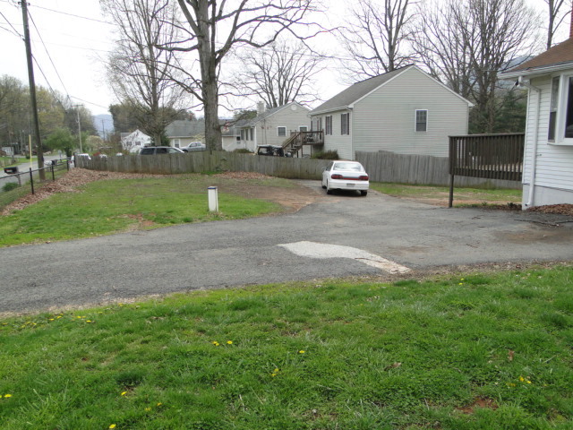3513 Bandy Road Roanoke, VA 24014 - Photo 2 of 11 front yard