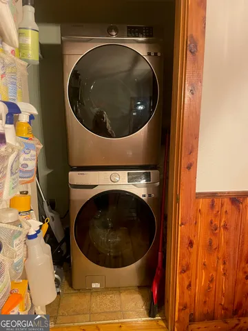 a close up view of a washer and dryer