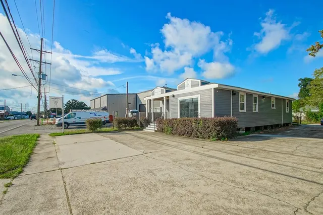 $399,000 | 672 Hickory Avenue, Harahan, LA 70123