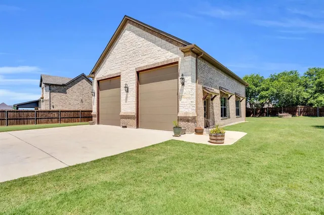 a view of a house with backyard and porch