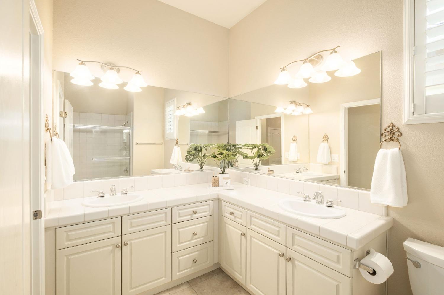 3227 Lester Avenue Clovis, CA 93619 - Photo 19 of 26 Bathroom 2