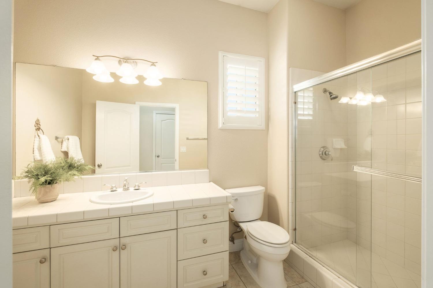 3227 Lester Avenue Clovis, CA 93619 - Photo 22 of 26 Bathroom 3