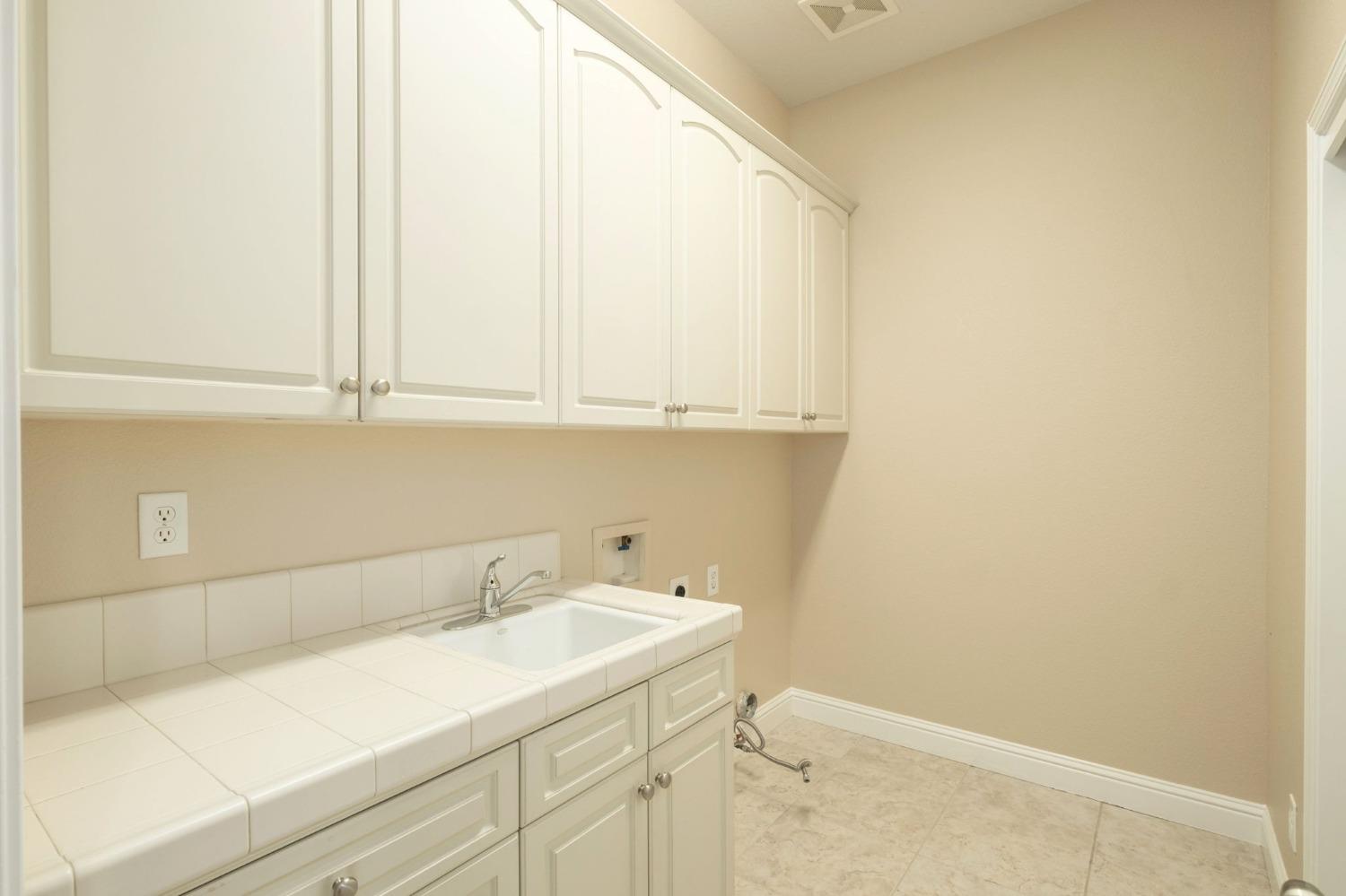 3227 Lester Avenue Clovis, CA 93619 - Photo 23 of 26 Laundry