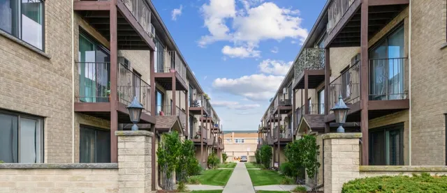 $154,900 | 7214 West Wrightwood Avenue, Unit 1S, Elmwood Park, IL 60707