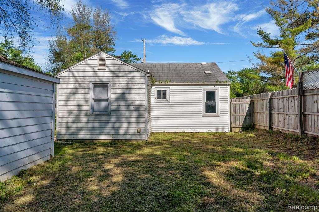 2054 Lavelle Road Flint, MI 48504 - Photo 5 of 18 Gallery Image 5