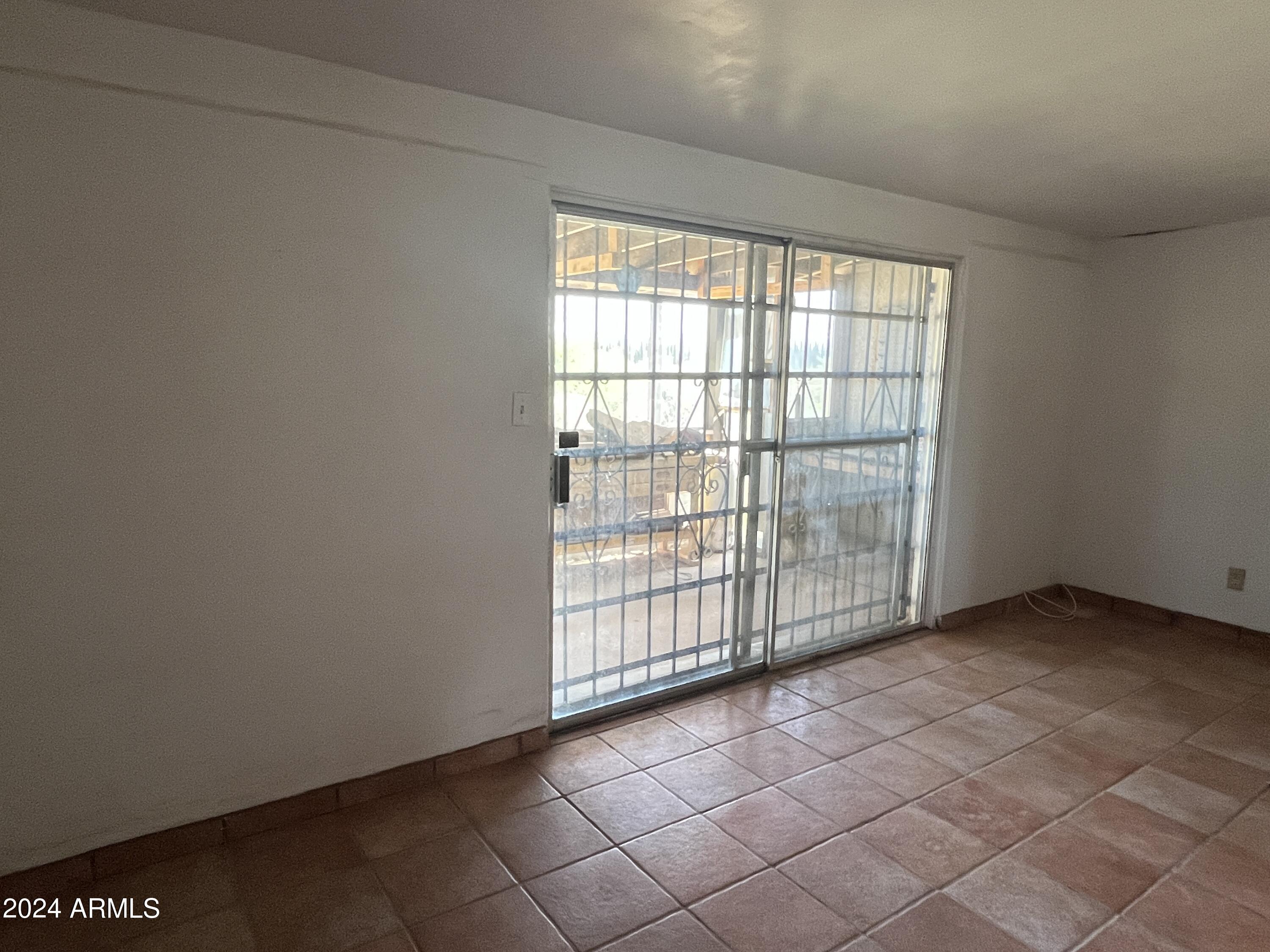 1705 6th Green Street Douglas, AZ 85607 - Photo 7 of 11 an empty room with windows