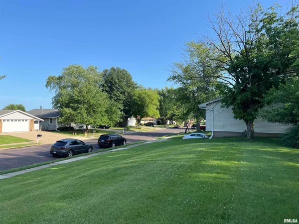 $12,500 | 225 Maple Park Drive, Pekin, IL 61554