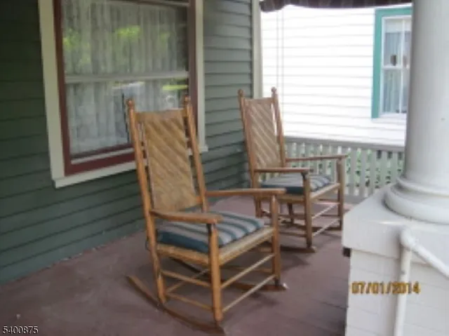 a view of entryway with outdoor seating