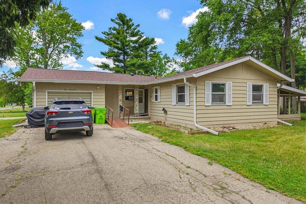 325 Summer Street Delavan, WI 53115 - Photo 4 of 42 Welcome to lake life