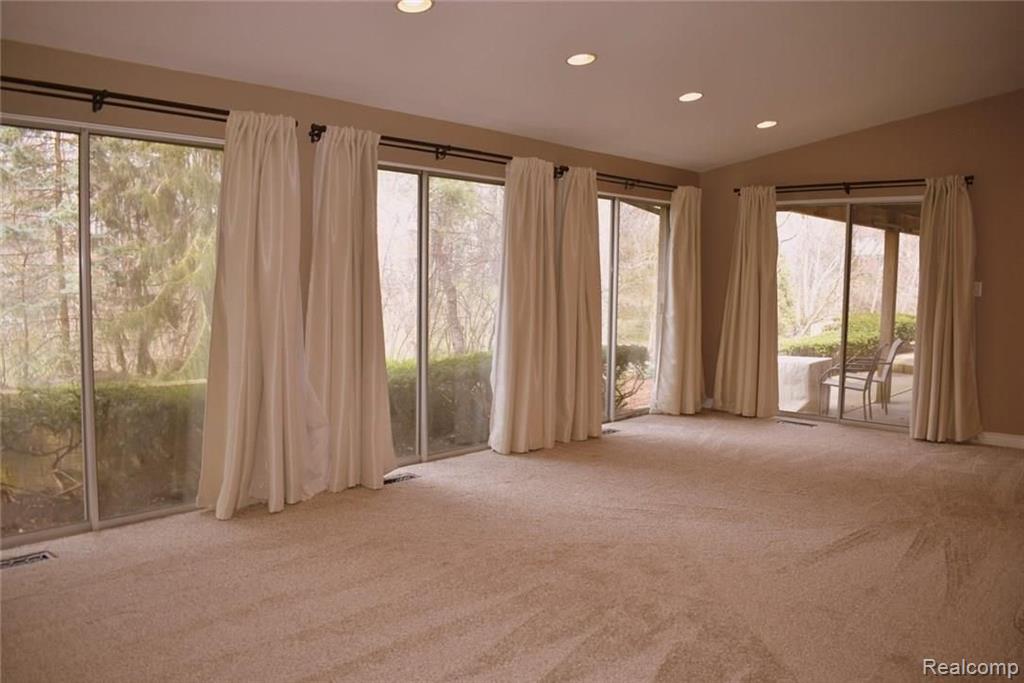 31035 Carriage Hill Road Farmington Hills, MI 48331 - Photo 13 of 32