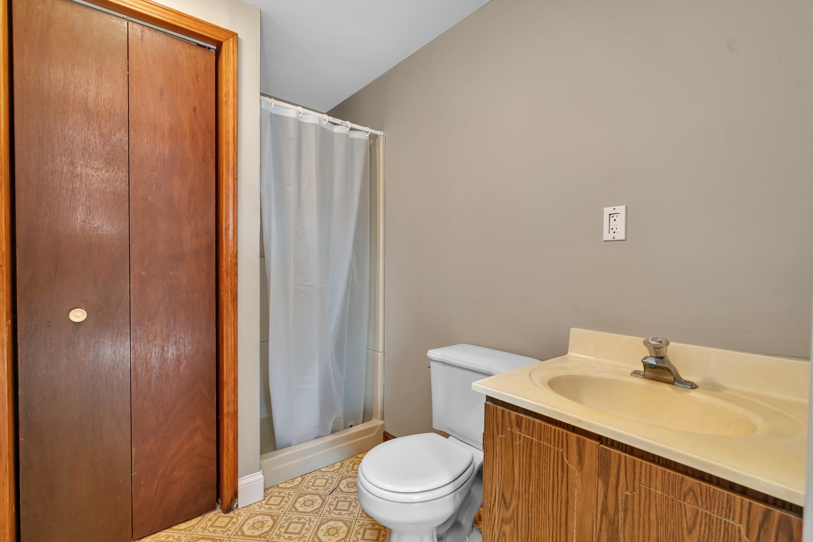 13070 McKanna Road Minooka, IL 60447 - Photo 33 of 43 a bathroom with a sink a toilet and shower curtain