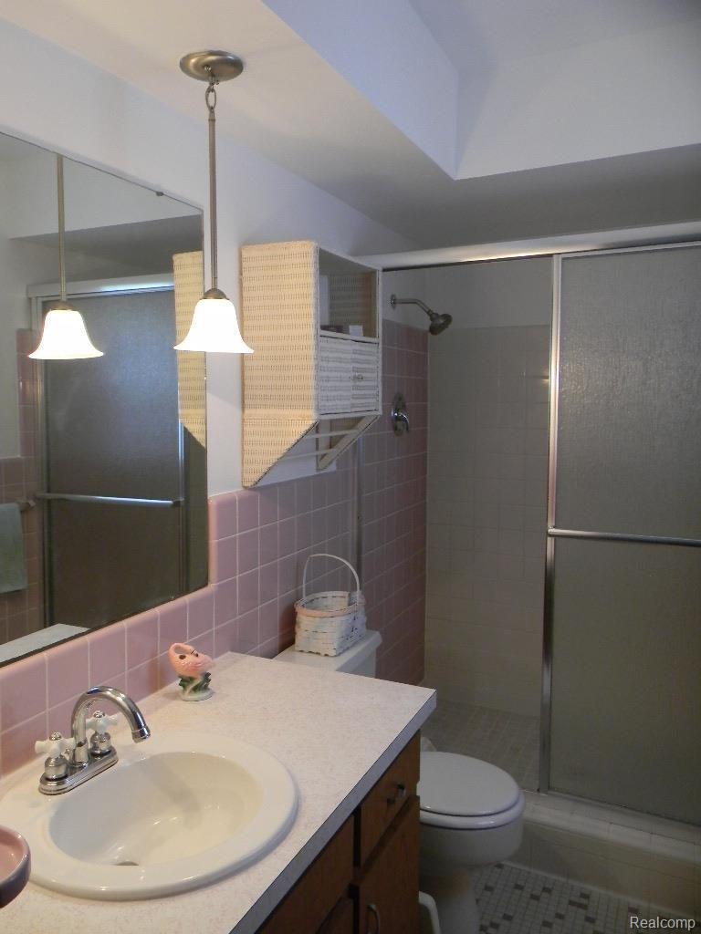 270 Brewster Road Rochester, MI 48309 - Photo 19 of 19 Master Bath with new tile and doors