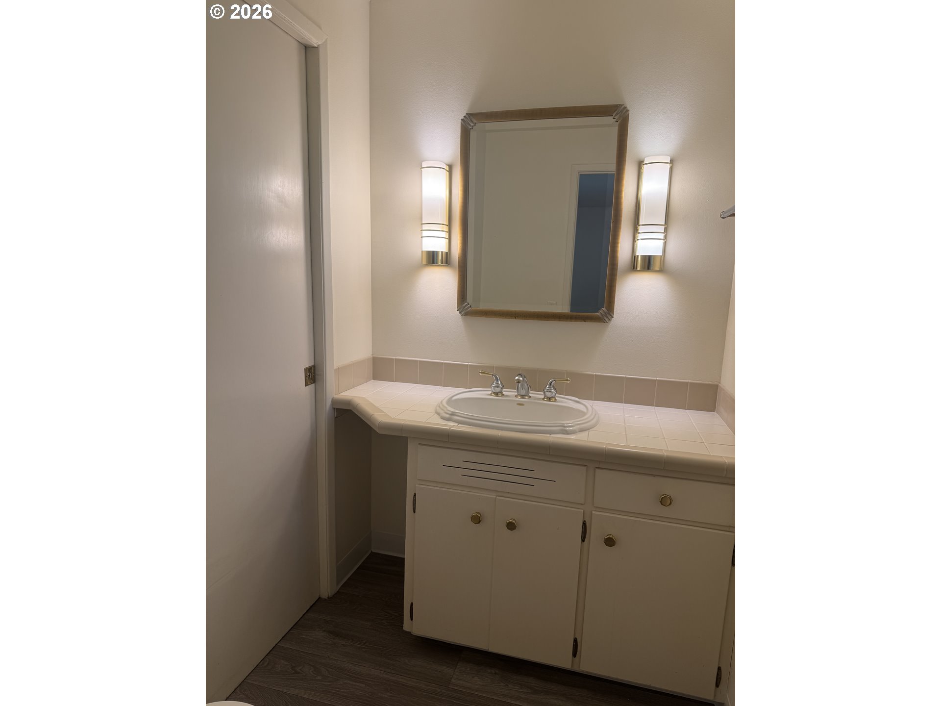 260 Susan Street Eugene, OR 97404 - Photo 17 of 33 a bathroom with a sink and a mirror