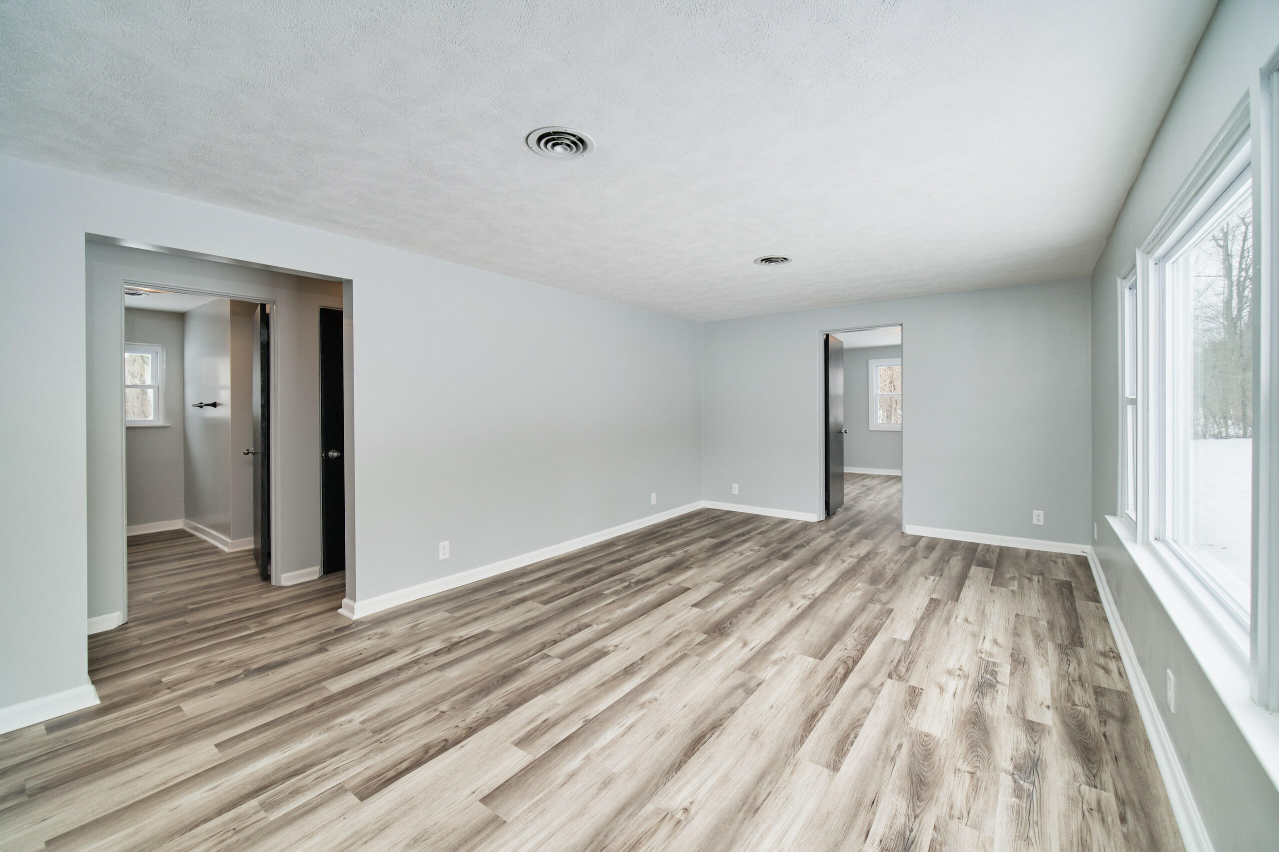 901 West Riley-Thompson Road Muskegon, MI 49445 - Photo 23 of 39 Living Room