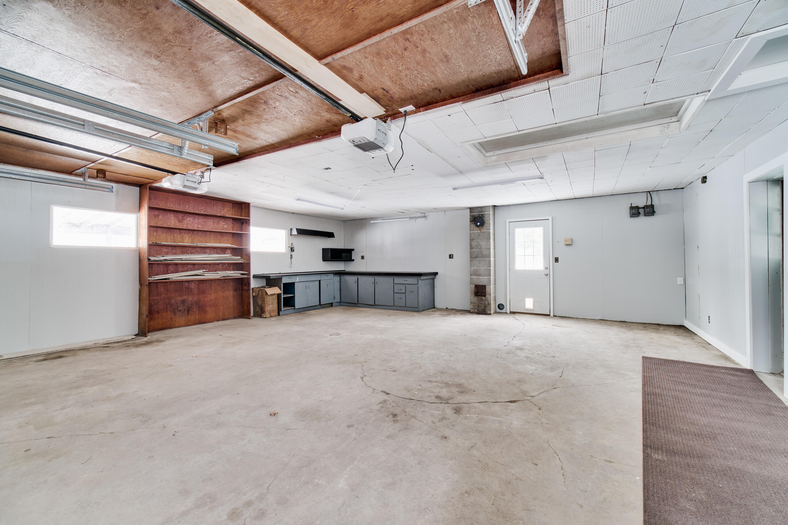 901 West Riley-Thompson Road Muskegon, MI 49445 - Photo 5 of 39 Garage