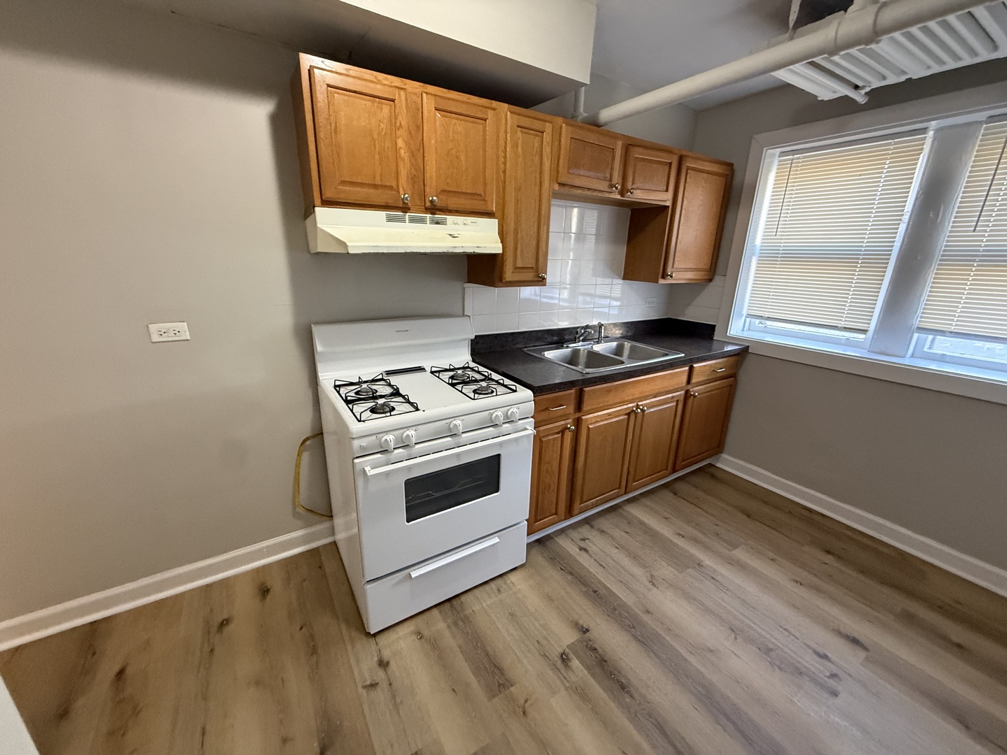 102 Lincoln Avenue, Unit GDN Riverside, IL 60546 - Photo 9 of 12 a kitchen with a stove and a microwave