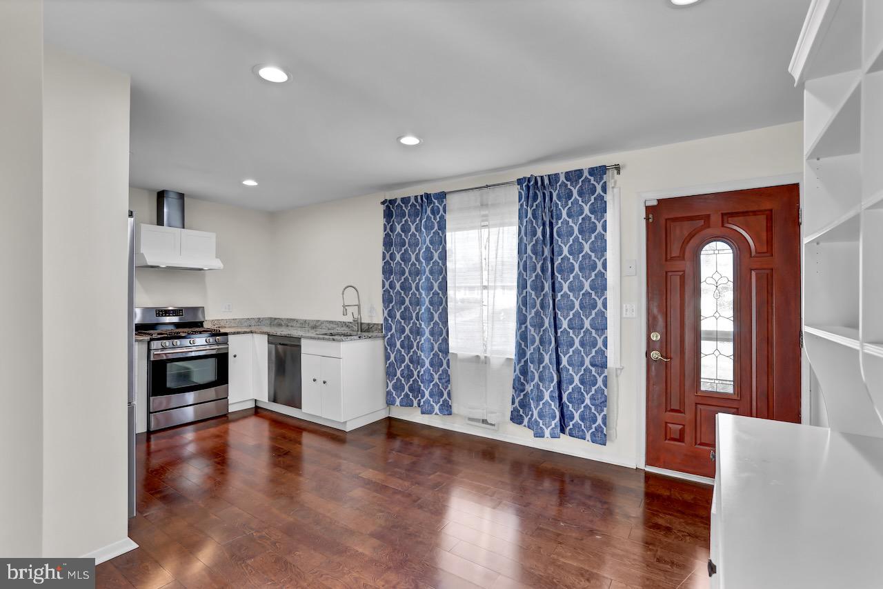5608 Ottawa Road Centreville, VA 20120 - Photo 3 of 16 Kitchen/Dinning