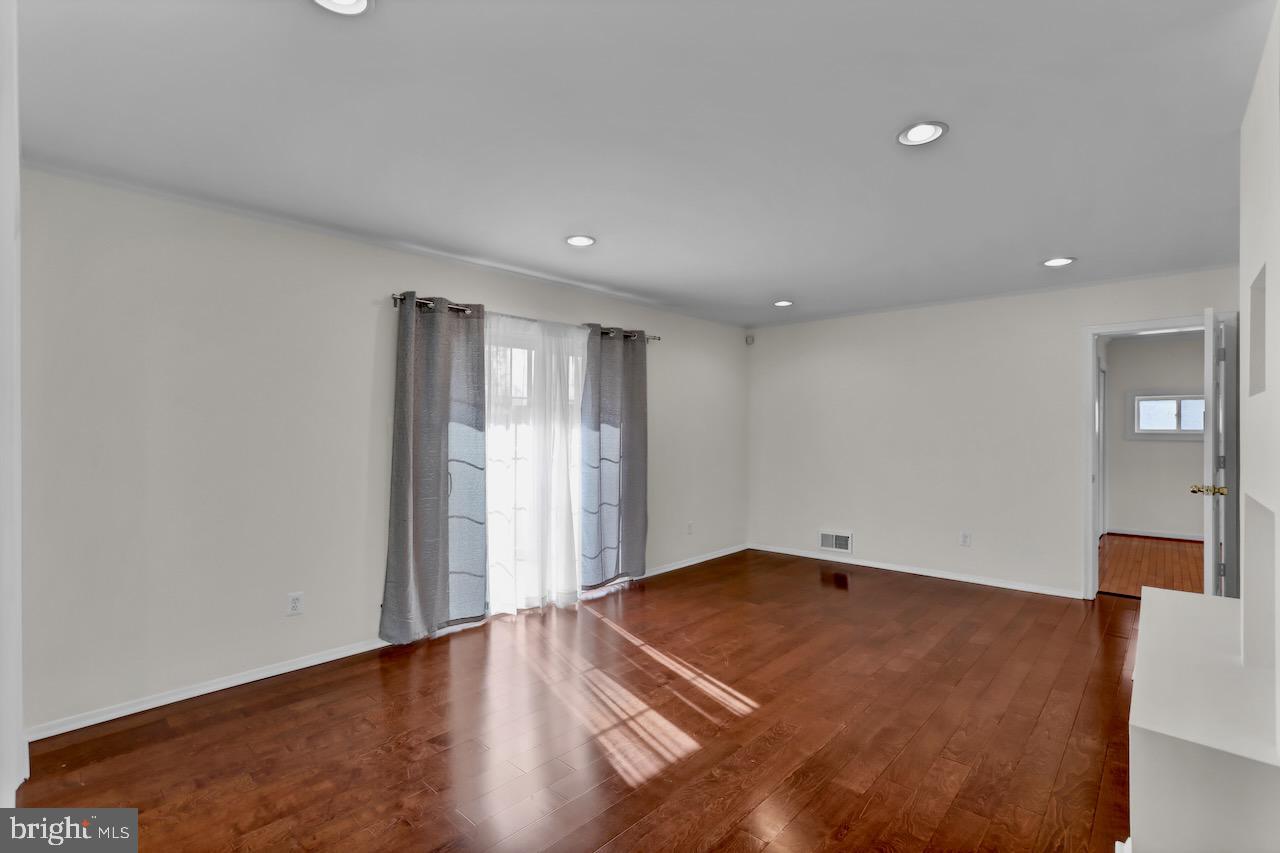 5608 Ottawa Road Centreville, VA 20120 - Photo 5 of 16 Living room