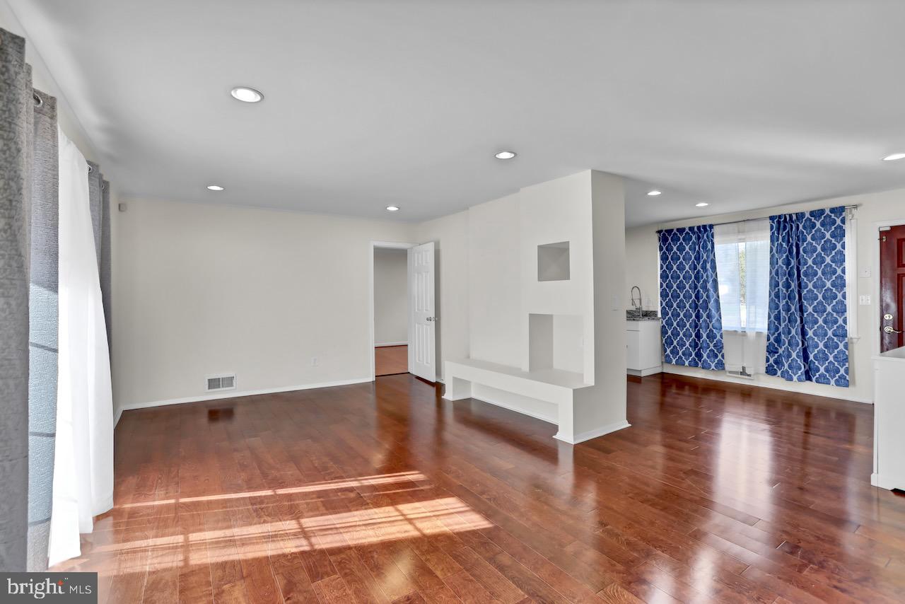 5608 Ottawa Road Centreville, VA 20120 - Photo 6 of 16 Kitchen/Living room