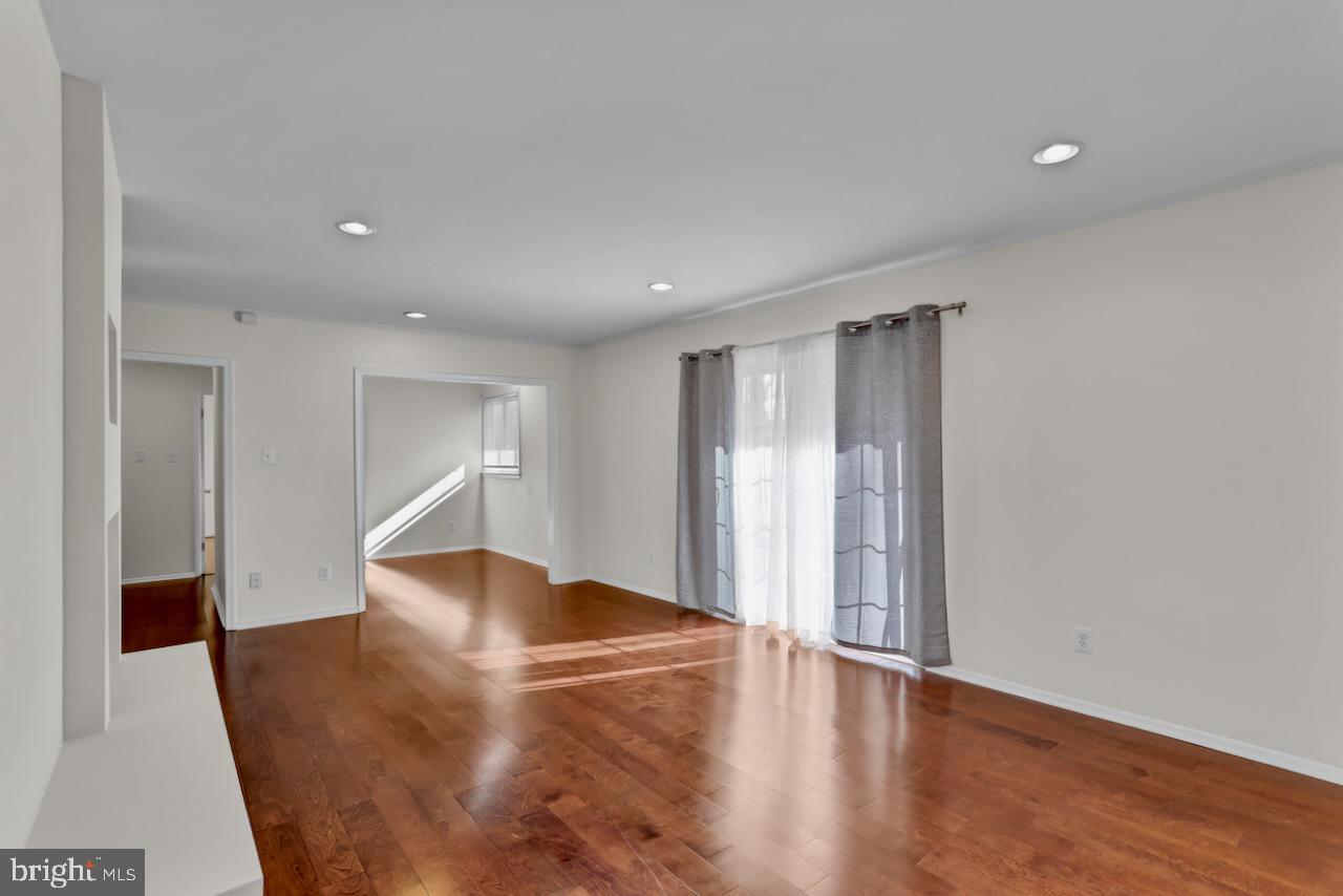 5608 Ottawa Road Centreville, VA 20120 - Photo 7 of 16 Living room